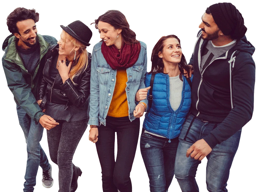 Photographie avec cinq jeunes gens se promenant en souriant