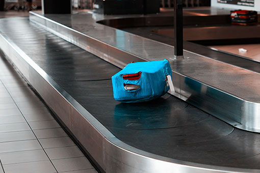 Photographie d'un bagage à l'aéroport sur le tapis roulant
